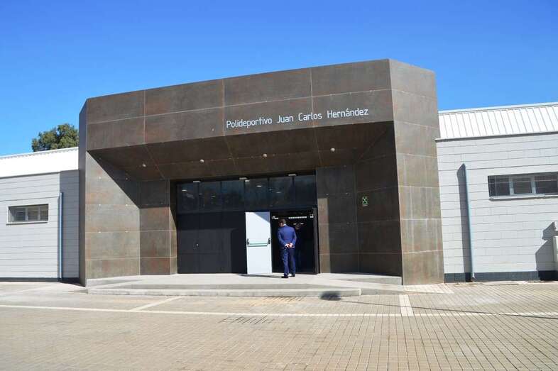 Fachada principal del Polideportivo Juan Carlos Hernández de Jinámar (Foto TA)